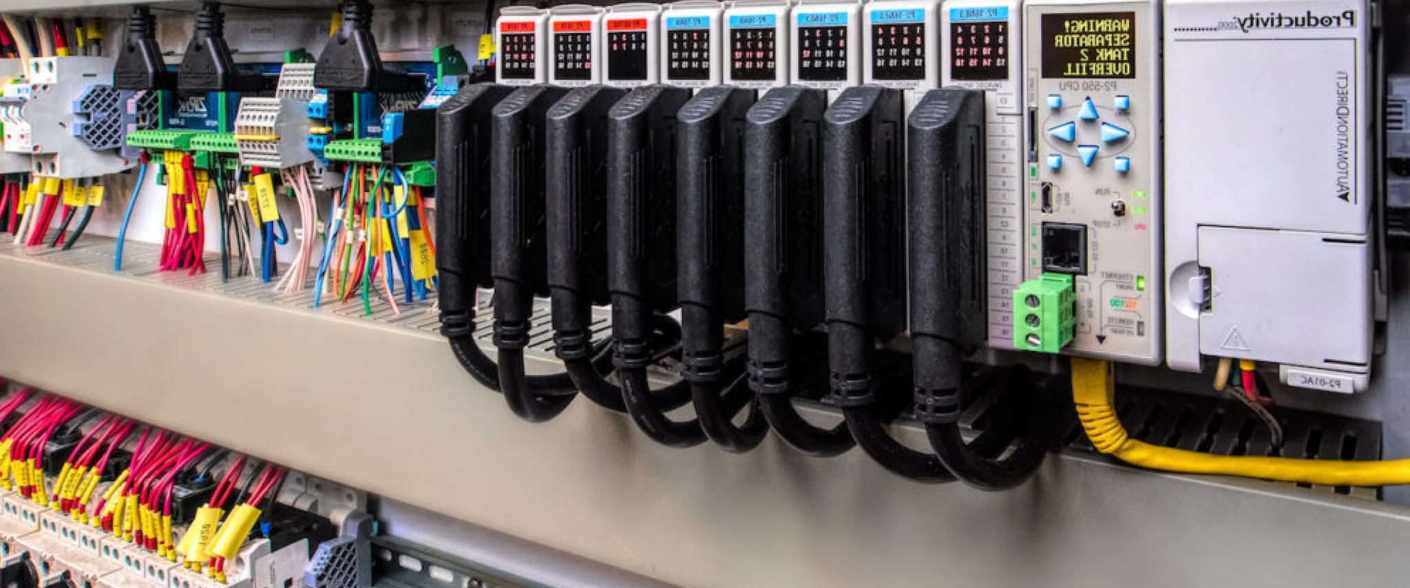 Tablet industrial marca Advantech en una refinería de petroleo