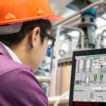 Laptop industrial marca Advantech siendo utilizada en un taller de soldadura y fabricación de piezas